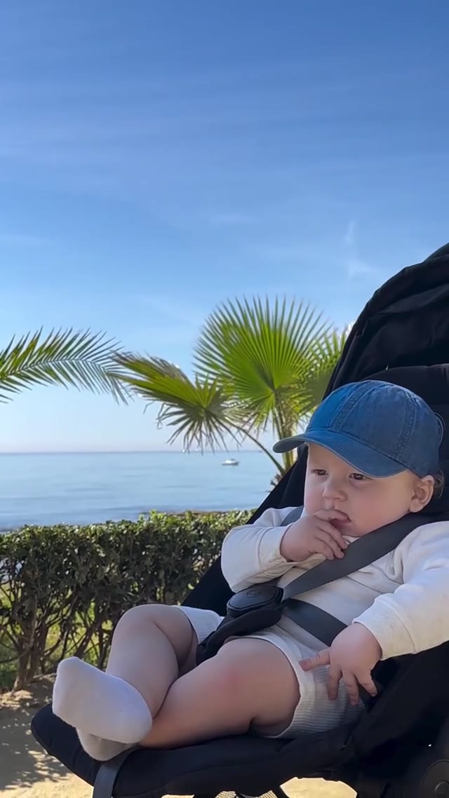 Boss baby chilling green screen