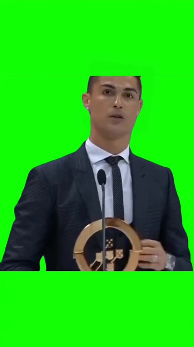 Cristiano Ronaldo cantando tung tung tung sahur nela green screen