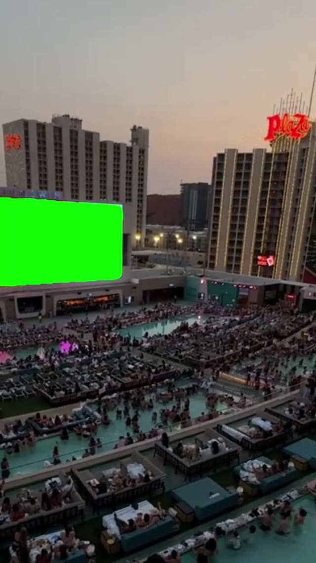 Crowd react to a screen green screen