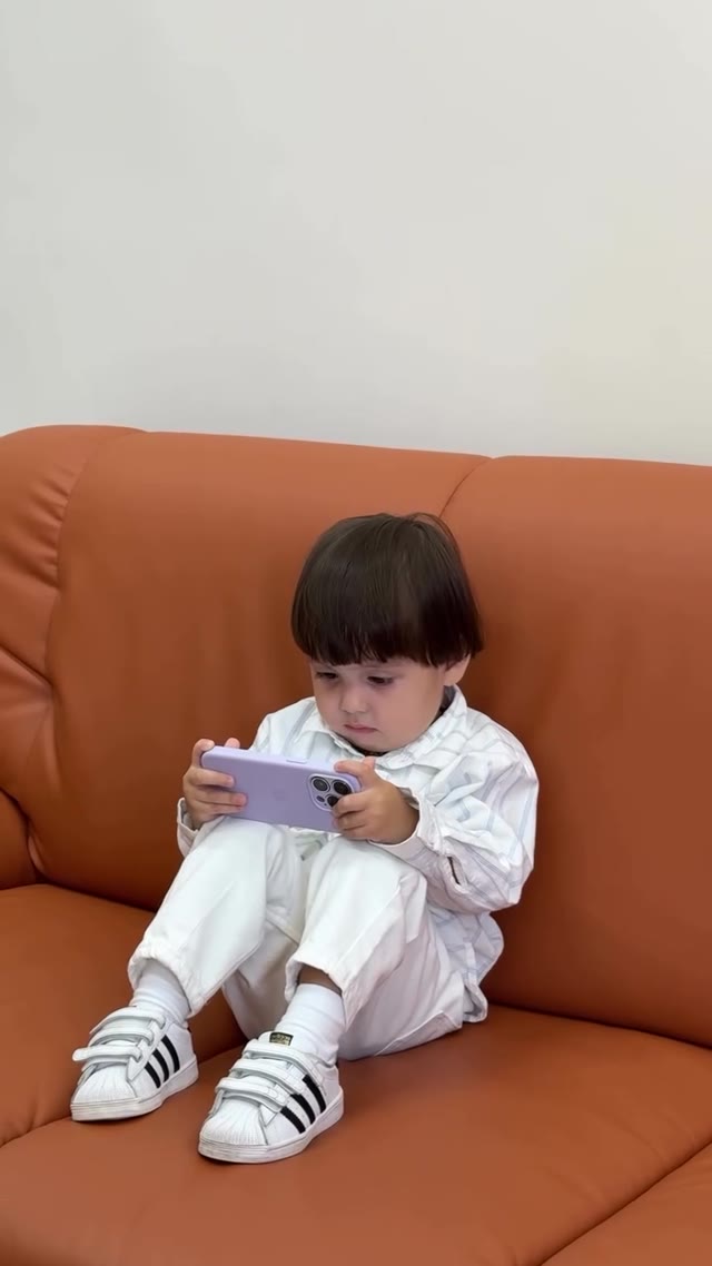 Jerry showing the bird green screen