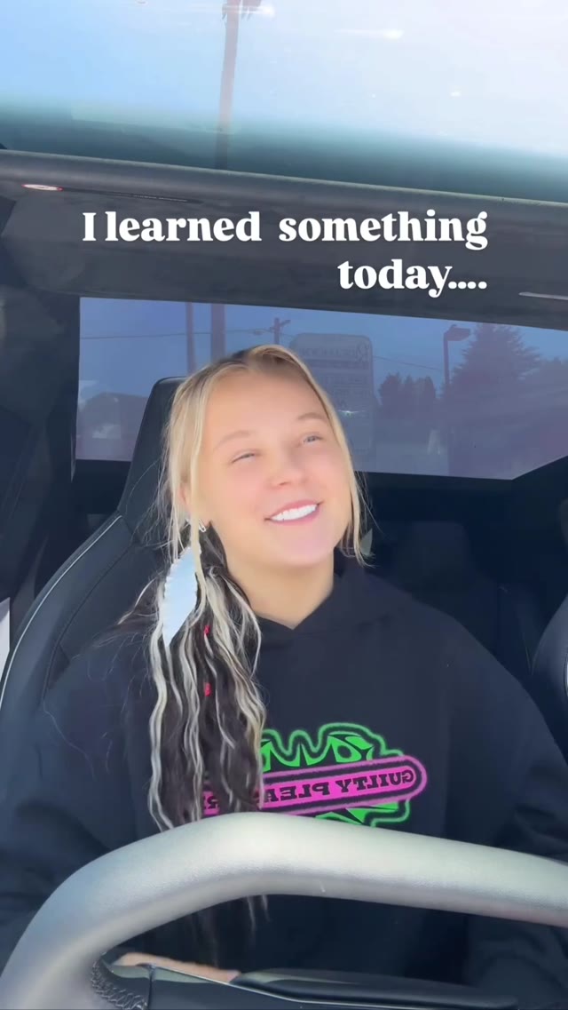 JoJo singing karma in Polish green screen